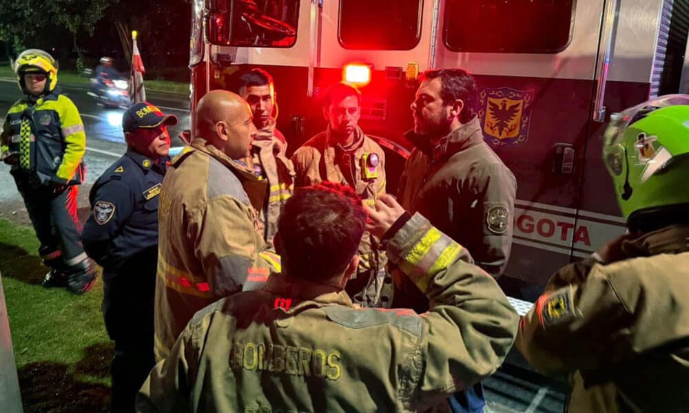 Fotografía cedida del alcalde Carlos Fernando Galán (2d), hablando con bomberos durante los trabajos de rescate este 6 de noviembre de 2024 en Bogotá (Colombia). EFE/ Alcaldía De Bogotá