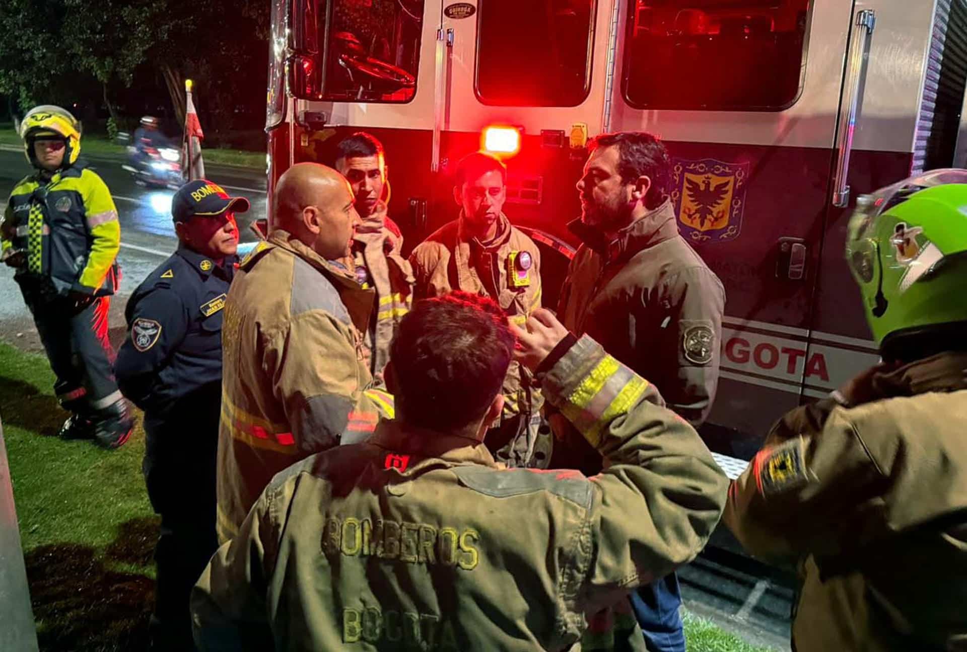 Fotografía cedida del alcalde Carlos Fernando Galán (2d), hablando con bomberos durante los trabajos de rescate este 6 de noviembre de 2024 en Bogotá (Colombia). EFE/ Alcaldía De Bogotá