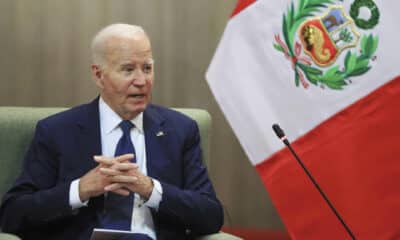 Fotografía cedida por la Presidencia de Perú del presidente de Estados Unidos, Joe Biden, durante una reunión con la mandataria peruana, Dina Boluarte, en el marco de la cumbre de líderes del Foro de Cooperación Económica Asia Pacífico (APEC), este viernes en Lima (Perú). EFE/ Presidencia de Perú