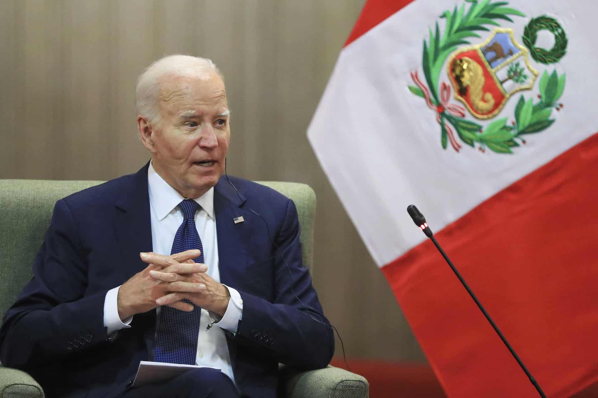 Fotografía cedida por la Presidencia de Perú del presidente de Estados Unidos, Joe Biden, durante una reunión con la mandataria peruana, Dina Boluarte, en el marco de la cumbre de líderes del Foro de Cooperación Económica Asia Pacífico (APEC), este viernes en Lima (Perú). EFE/ Presidencia de Perú