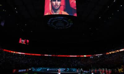 El tenista Rafa Nadal pronuncia unas palabras durante el homenaje que recibe tras el partido de dobles que jugaron los tenistas de España Carlos Alcaraz y Marcel Granollers con la pareja de Países Bajos Wesley Koolhof y Botic Van de Zandschulp, correspondiente a los cuartos de final de la Copa Davis que se disputó en el pabellón Martín Carpena de Málaga. EFE / Jorge Zapata.