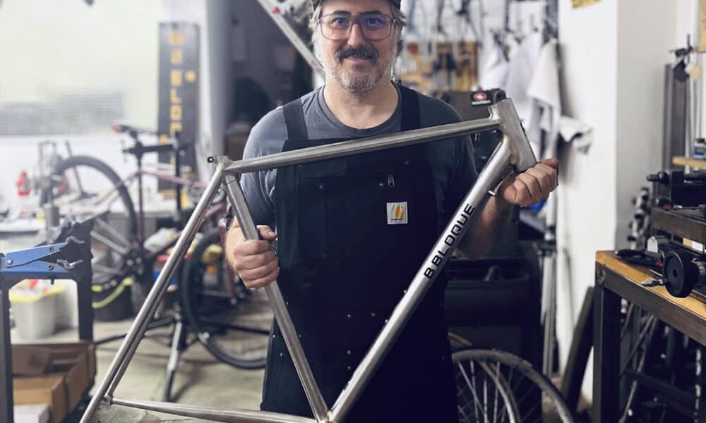 Pablo Hervás (Madrid, 44 años), desde su modesto taller en el barrio madrileño de Tetuán, trabaja con romanticismo y cariño un oficio casi extinguido, la confección de cuadros de bicicleta a medida. Se trata de un auténtico sastre, un artesano de bicis a medida cuyo negocio trata de despegar con material de acero en la era de la fibra de carbono. EFE/Cedida por Pablo Hervás