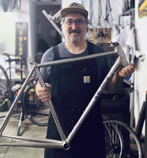 Pablo Hervás (Madrid, 44 años), desde su modesto taller en el barrio madrileño de Tetuán, trabaja con romanticismo y cariño un oficio casi extinguido, la confección de cuadros de bicicleta a medida. Se trata de un auténtico sastre, un artesano de bicis a medida cuyo negocio trata de despegar con material de acero en la era de la fibra de carbono. EFE/Cedida por Pablo Hervás