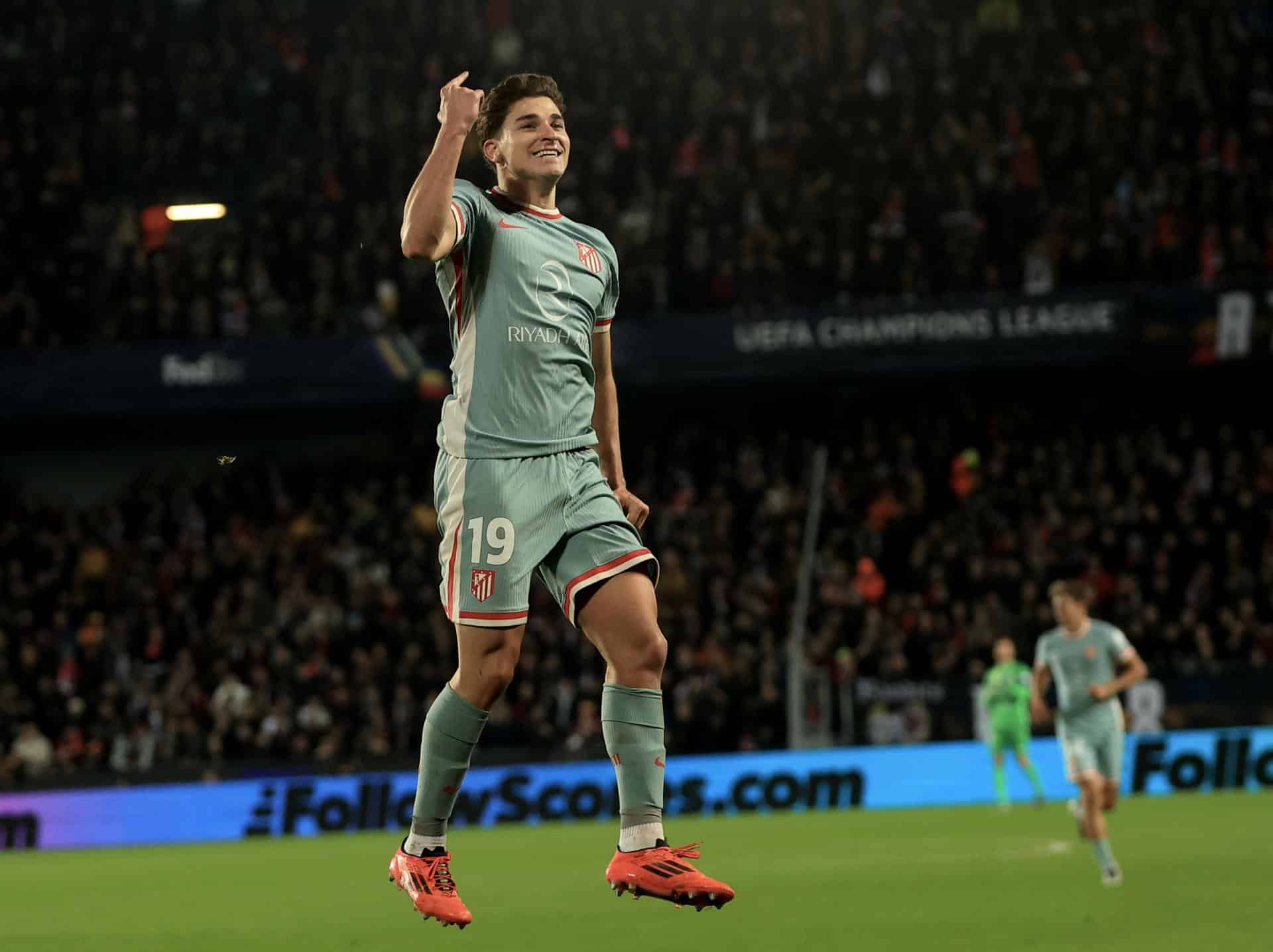 El jugador del Atlético de MAdrid Julian Alvarez celebra un gol durante el partido de la UEFA Champions League que ha  jugado Sprta de Praga y Atlético de Madrid en Praga, República Checa. EFE/EPA/MARTIN DIVISEK