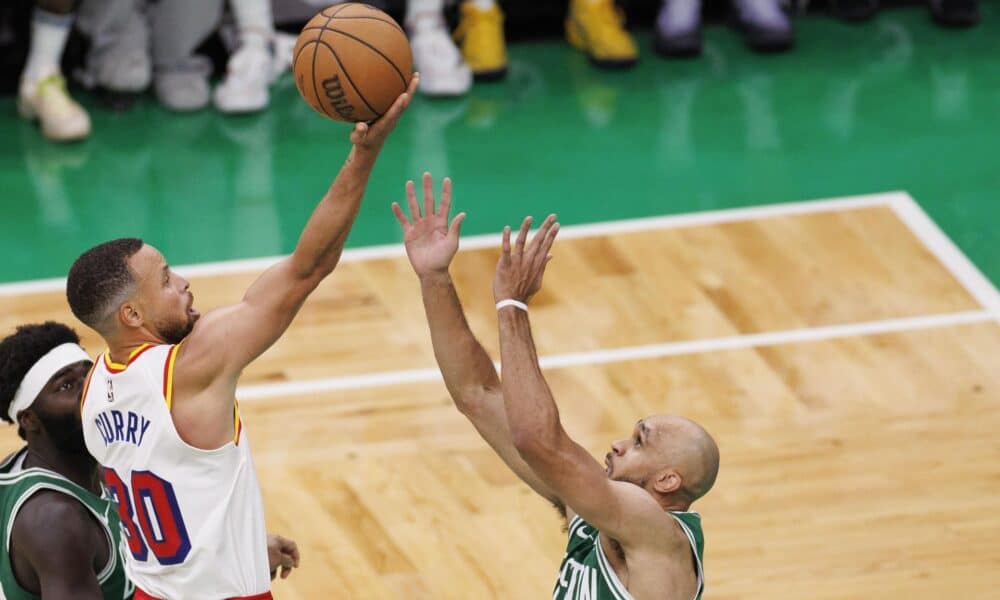 Stephen Curry lanza sobre Derrick White (d), de los Celtics en el juego de la NBA en Boston. EFE/EPA/CJ GUNTHER