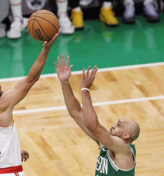 Stephen Curry lanza sobre Derrick White (d), de los Celtics en el juego de la NBA en Boston. EFE/EPA/CJ GUNTHER