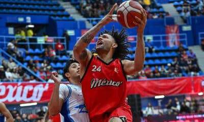 Fotografía cedida este domingo por el equipo de baloncesto Diablos Rojos de México del jugador venezolano Michael Carrera (d) durante un encuentro de la Liga Nacional de Baloncesto Profesional, en la Ciudad de México (México). EFE/Diablos Rojos del México/SOLO USO EDITORIAL/SOLO DISPONIBLE PARA ILUSTRAR LA NOTICIA QUE ACOMPAÑA (CRÉDITO OBLIGATORIO)