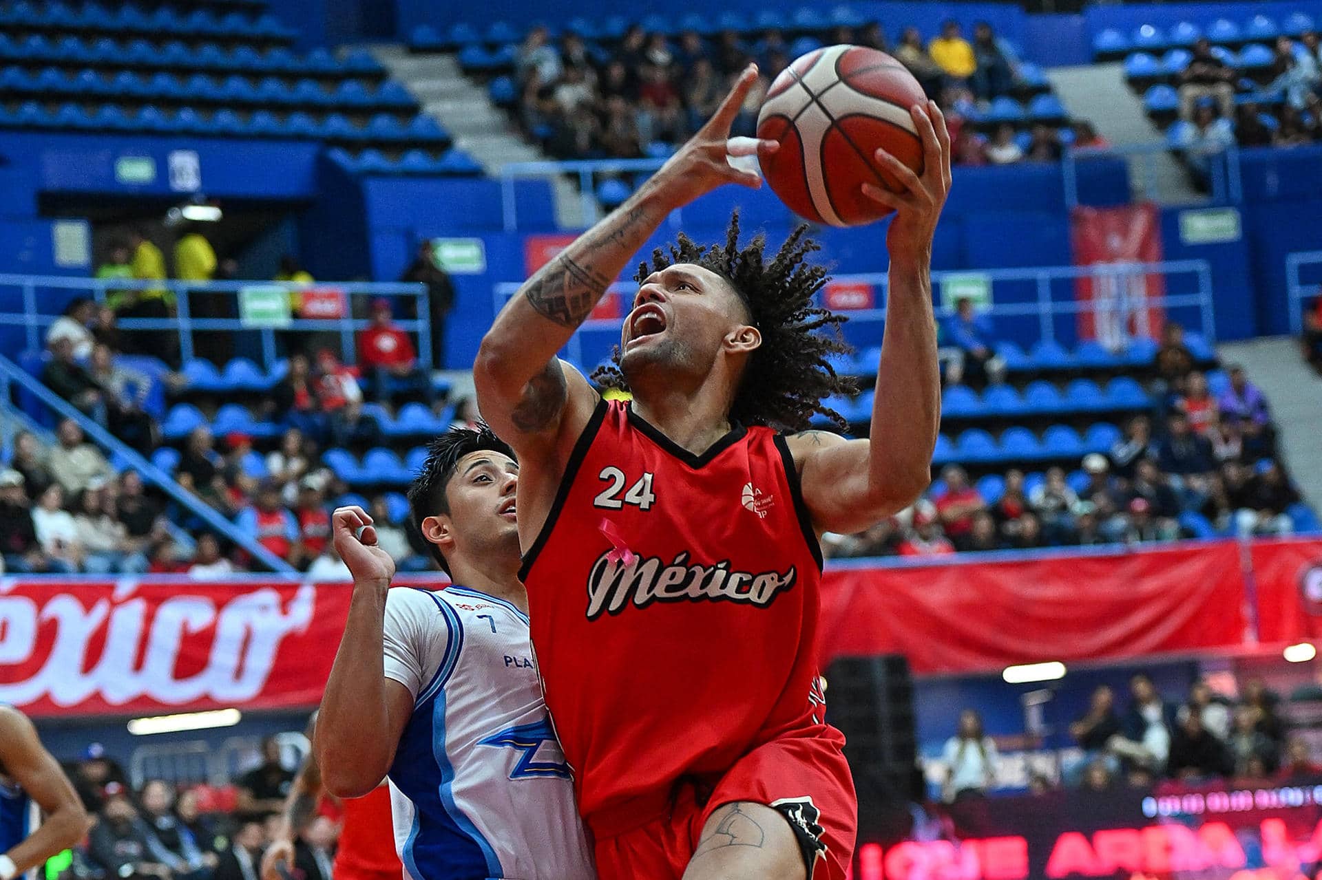 Fotografía cedida este domingo por el equipo de baloncesto Diablos Rojos de México del jugador venezolano Michael Carrera (d) durante un encuentro de la Liga Nacional de Baloncesto Profesional, en la Ciudad de México (México). EFE/Diablos Rojos del México/SOLO USO EDITORIAL/SOLO DISPONIBLE PARA ILUSTRAR LA NOTICIA QUE ACOMPAÑA (CRÉDITO OBLIGATORIO)