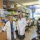 Las científicas Crystal Mackall (izquierda) y Michelle Monje en el laboratorio de la primera, en Stanford Medicine. Crédito: Douglas Peck/Lucile Packard Foundation for Children’s Health. Imagen facilitada por Standford.