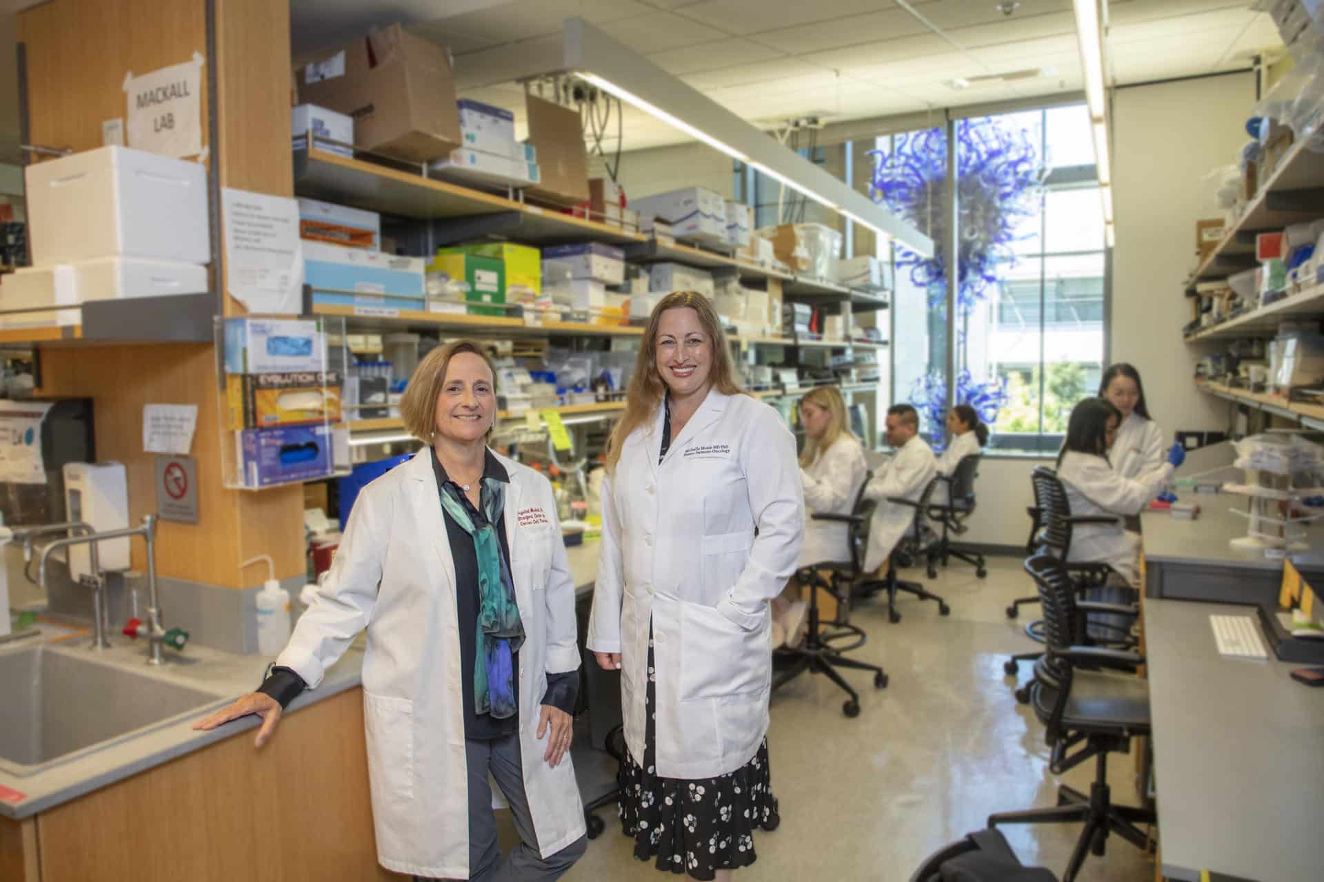 Las científicas Crystal Mackall (izquierda) y Michelle Monje en el laboratorio de la primera, en Stanford Medicine. Crédito: Douglas Peck/Lucile Packard Foundation for Children’s Health. Imagen facilitada por Standford.