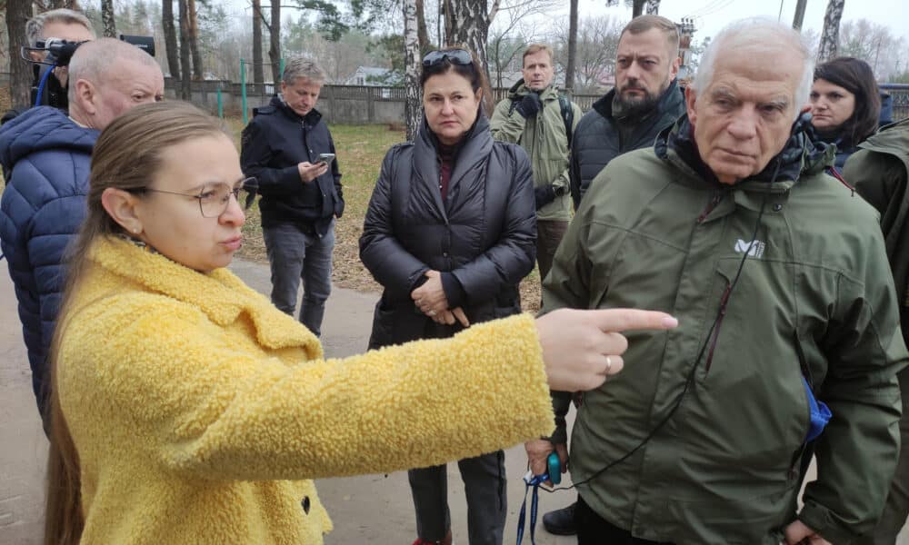 Yáguidne (Ucrania).- El alto representante para Asuntos Exteriores de la UE, Josep Borrell, junto a una de las supervivientes, antes de su visita al sótano de la escuela de Yáguidne, cerca de Cherníguiv, donde al principio de la guerra las fuerzas rusas mantuvieron secuestradas a 360 personas durante el mes que duró la ocupación. Una decena de personas murió durante su cautiverio en el sótano, que ha sido conservado en el estado en que lo dejaron las tropas rusas al retirarse para recordar el calvario que pasaron las víctimas. El jefe de la diplomacia europea -que visita Ucrania por última vez antes de dejar su cargo para reafirmar el apoyo de la UE a Kiev tras el triunfo de Donald Trump en las elecciones de EEUU-, se pronunció este domingo contra cualquier resolución del conflicto que no implique un castigo para los crímenes de guerra rusos. EFE/Marcel Gascón