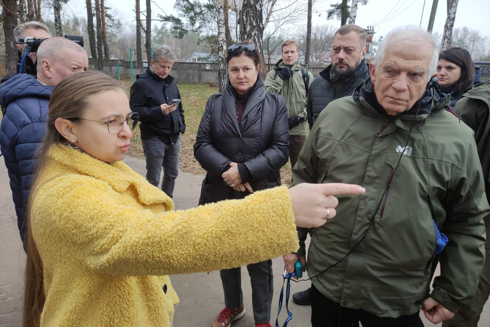 Yáguidne (Ucrania).- El alto representante para Asuntos Exteriores de la UE, Josep Borrell, junto a una de las supervivientes, antes de su visita al sótano de la escuela de Yáguidne, cerca de Cherníguiv, donde al principio de la guerra las fuerzas rusas mantuvieron secuestradas a 360 personas durante el mes que duró la ocupación. Una decena de personas murió durante su cautiverio en el sótano, que ha sido conservado en el estado en que lo dejaron las tropas rusas al retirarse para recordar el calvario que pasaron las víctimas. El jefe de la diplomacia europea -que visita Ucrania por última vez antes de dejar su cargo para reafirmar el apoyo de la UE a Kiev tras el triunfo de Donald Trump en las elecciones de EEUU-, se pronunció este domingo contra cualquier resolución del conflicto que no implique un castigo para los crímenes de guerra rusos. EFE/Marcel Gascón