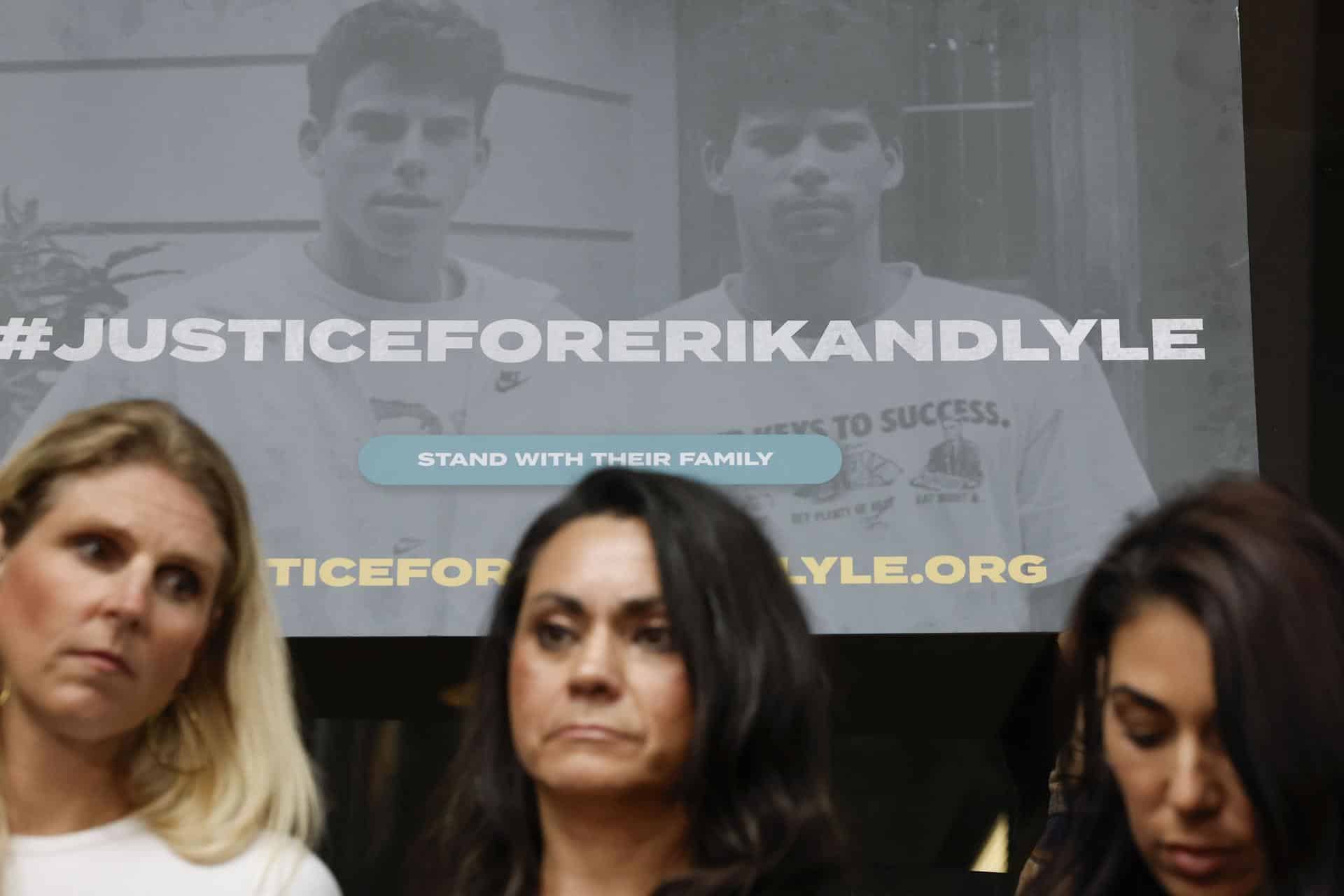 Fotografía del 16 de octubre de 2024 de integrantes de la familia de Erik y Lyle Menéndez, durante una rueda de prensa para pedir su libertad, en el Centro de Justicia Penal Clara Shortridge Foltz, en Los Ángeles, California (Estados Unidos). EFE/ Caroline Brehman