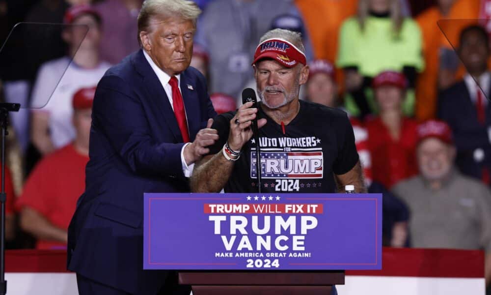 El candidato presidencial y expresidente de EE.UU. Donald Trump cede el escenario al trabajador automotriz Brian Pannacker durante un mitin de campaña en Grand Rapids, Michigan, EE. UU., 04 de noviembre de 2024. EFE/EPA/Cj Gunther