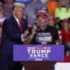 El candidato presidencial y expresidente de EE.UU. Donald Trump cede el escenario al trabajador automotriz Brian Pannacker durante un mitin de campaña en Grand Rapids, Michigan, EE. UU., 04 de noviembre de 2024. EFE/EPA/Cj Gunther