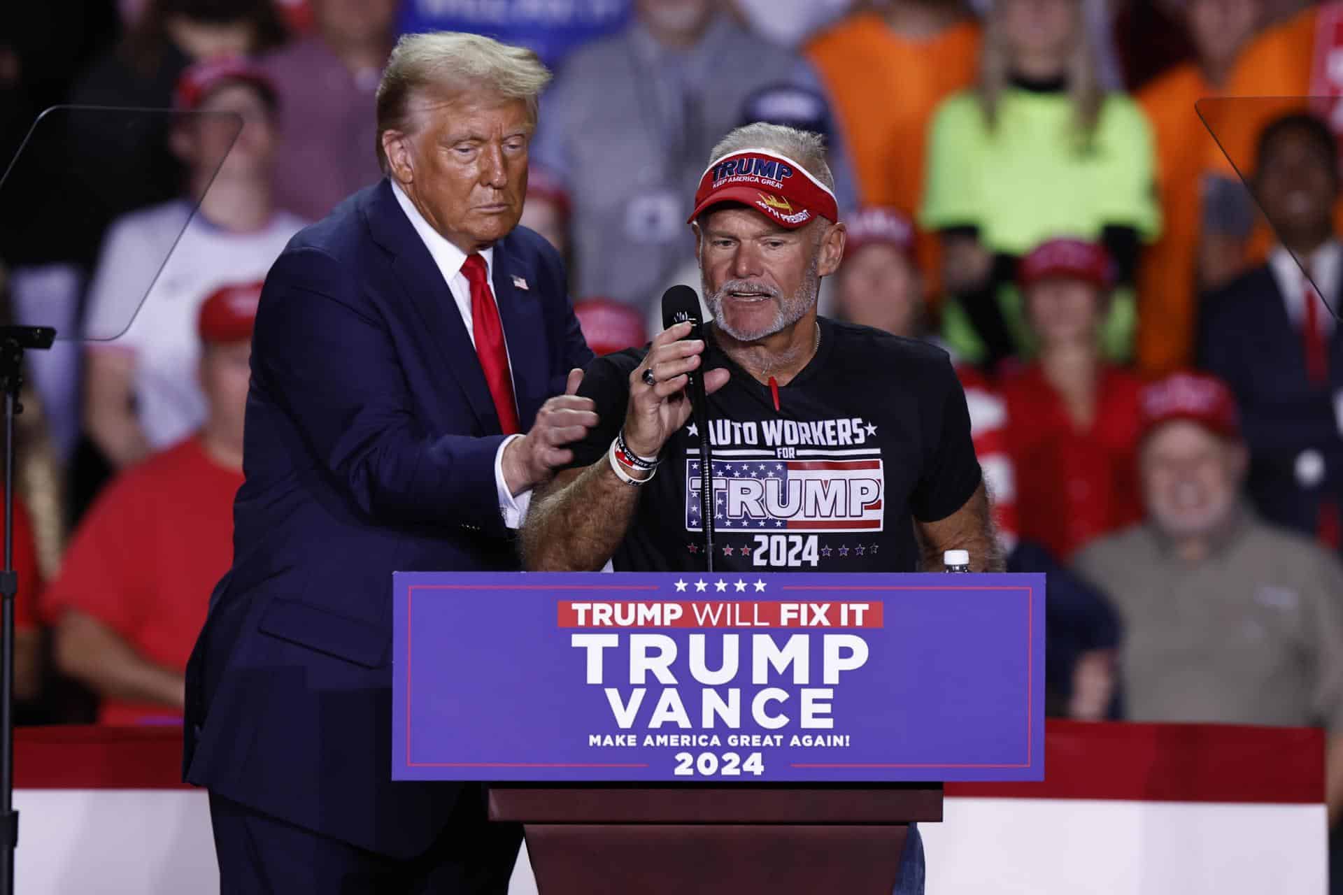 El candidato presidencial y expresidente de EE.UU. Donald Trump cede el escenario al trabajador automotriz Brian Pannacker durante un mitin de campaña en Grand Rapids, Michigan, EE. UU., 04 de noviembre de 2024. EFE/EPA/Cj Gunther