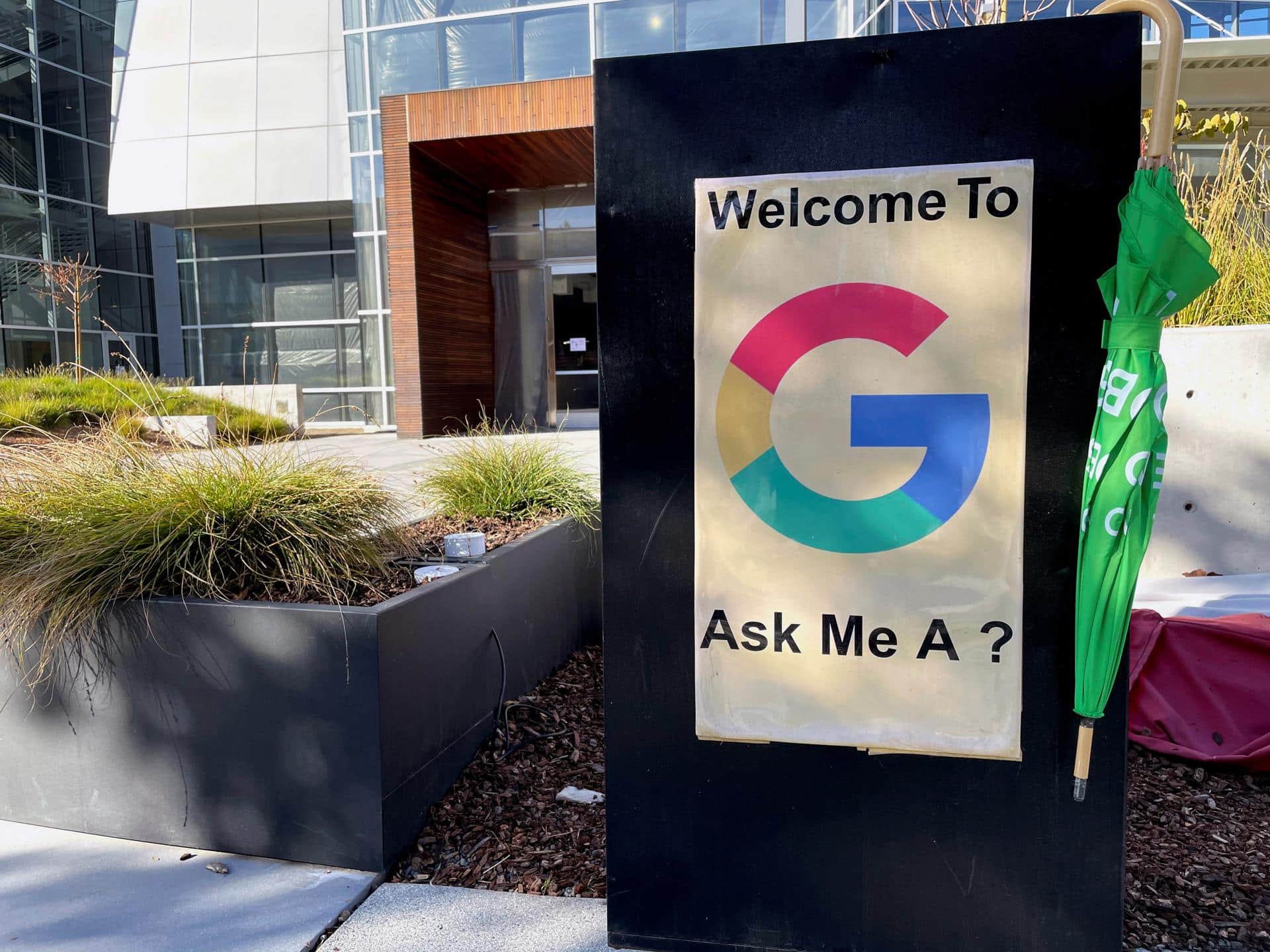 Fotografía de archivo del exterior de la sede de Google en Mountain View (California). EFE/Marc Arcas