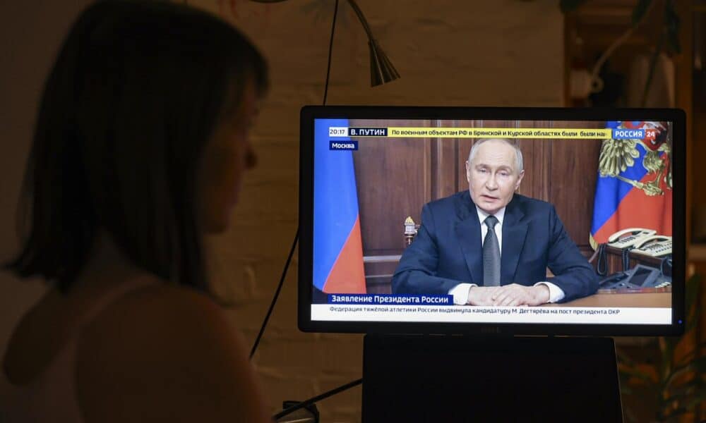 El presidente ruso Vladimir Putin, habla en televisión del éxito de la prueba del misil de medio alcance Oreshnik. EFE/EPA/SERGEI ILNITSKY