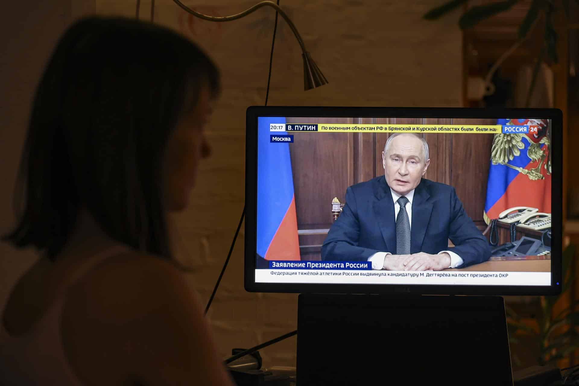 El presidente ruso Vladimir Putin, habla en televisión del éxito de la prueba del misil de medio alcance Oreshnik. EFE/EPA/SERGEI ILNITSKY