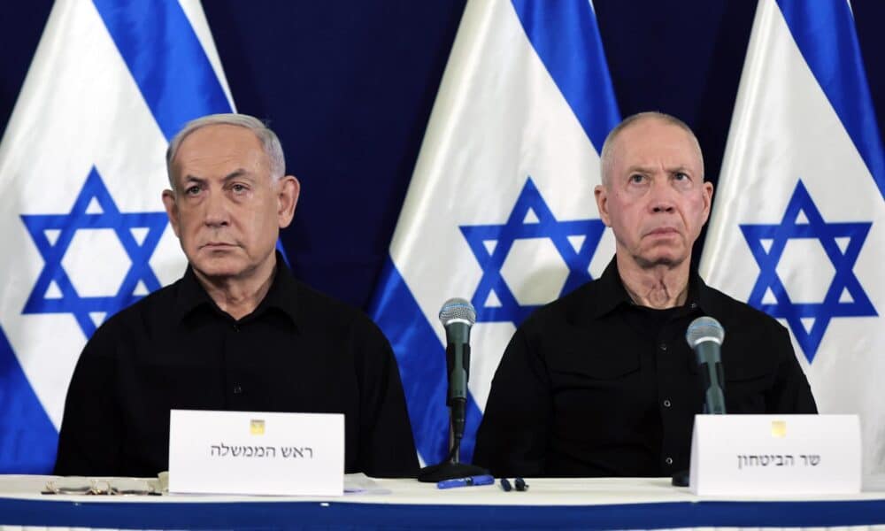 El Primer Ministro de Israel, Benjamin Netanyahu (I), y el Ministro de Defensa, Yoav Gallant (D), ofrecen una conferencia de prensa en la base militar Kirya en Tel Aviv, Israel, el 28 de octubre de 2023 (reemitido el 05 de noviembre de 2024). El Primer Ministro israelí Netanyahu anunció el 05 de noviembre de 2024 que despidió al Ministro de Defensa Yoav Gallant y nombró al Ministro Yisrael Katz para el cargo. Hoy decidí poner fin al mandato del Ministro de Defensa. En su lugar, he decidido nombrar al Ministro Yisrael Katz para el cargo, dijo Netanyahu, citando una crisis de confianza entre él y Gallant. EFE/EPA/ABIR SULTAN / POOL