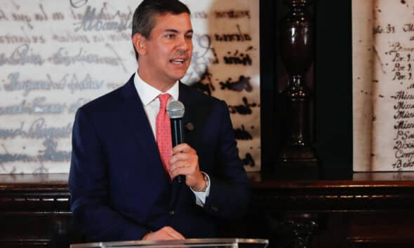 El presidente de Paraguay Santiago Peña, habla durante una conferencia de prensa en el Archivo Nacional, este martes en Asunción (Paraguay). EFE/Juan Pablo Pino