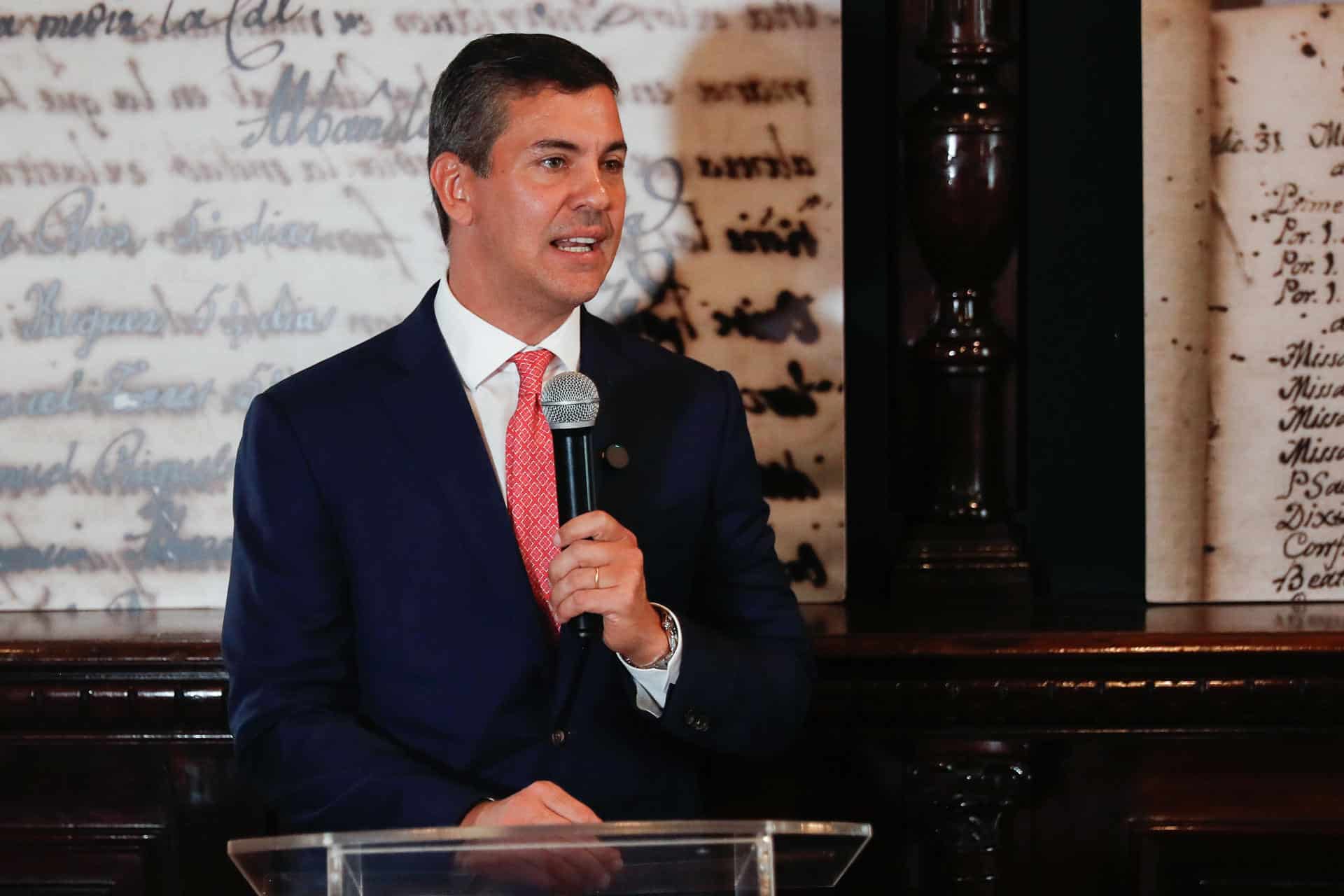 El presidente de Paraguay Santiago Peña, habla durante una conferencia de prensa en el Archivo Nacional, este martes en Asunción (Paraguay). EFE/Juan Pablo Pino