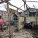 Una mujer observa su vivienda destrozada en la provincia de Artemisa (Cuba). EFE/ Ernesto Mastrascusa