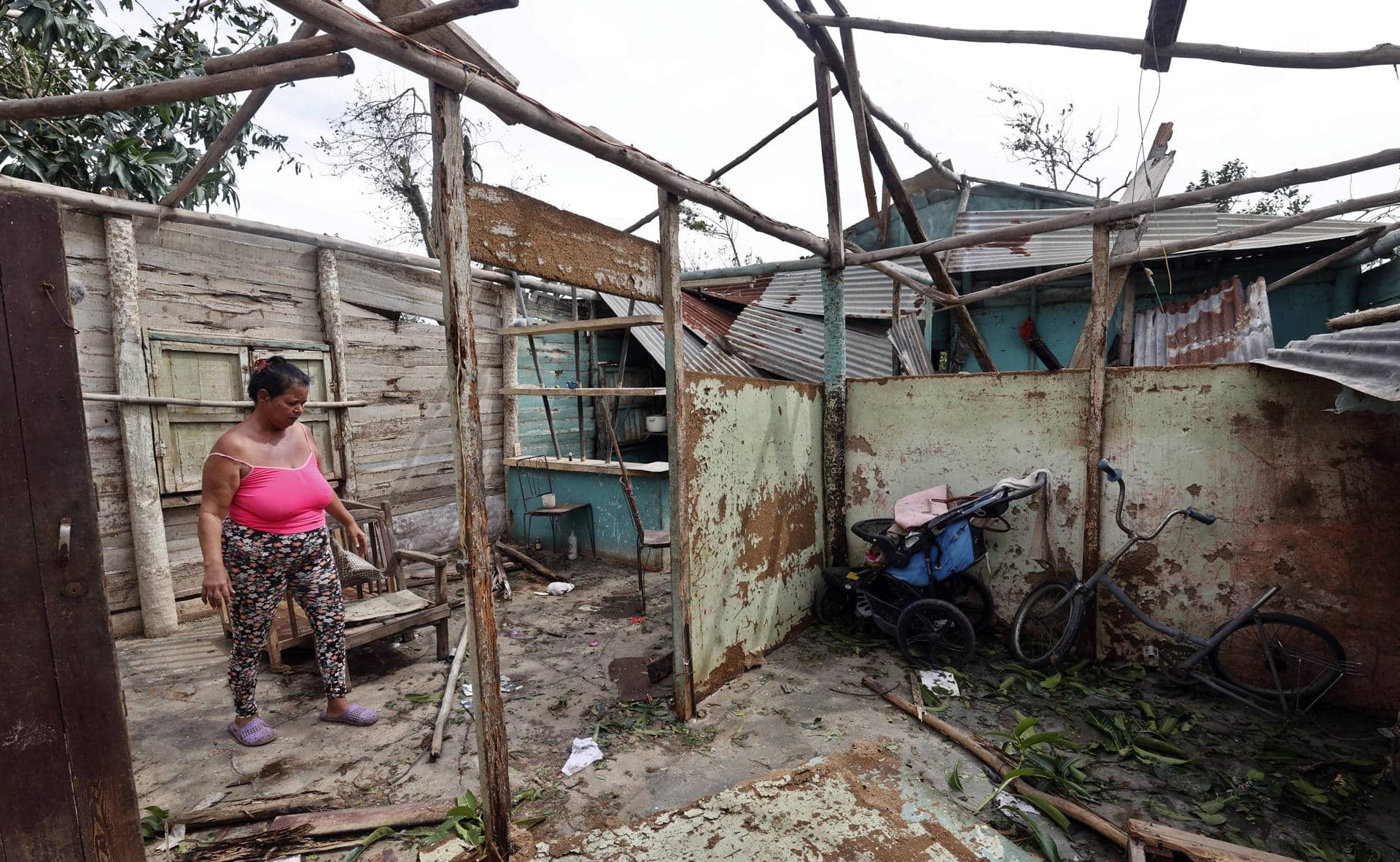 Una mujer observa su vivienda destrozada en la provincia de Artemisa (Cuba). EFE/ Ernesto Mastrascusa