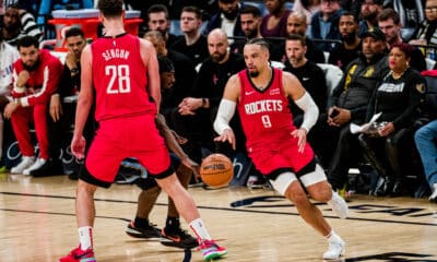 Foto de archivo de Dillon Brooks (d) y Alperen Sengun, de Houston Rockets, el segundo equipo en clasificarse para la fase final de la Copa NBA. EFE/ Matthew A. Smith