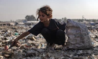 Un niño palestino revisa la basura mientras recoge plástico de un vertedero, en medio de una escasez de gas de cocina y combustible, en el sur de la Franja de Gaza, 04 de noviembre de 2024. EFE/EPA/HAITHAM IMAD