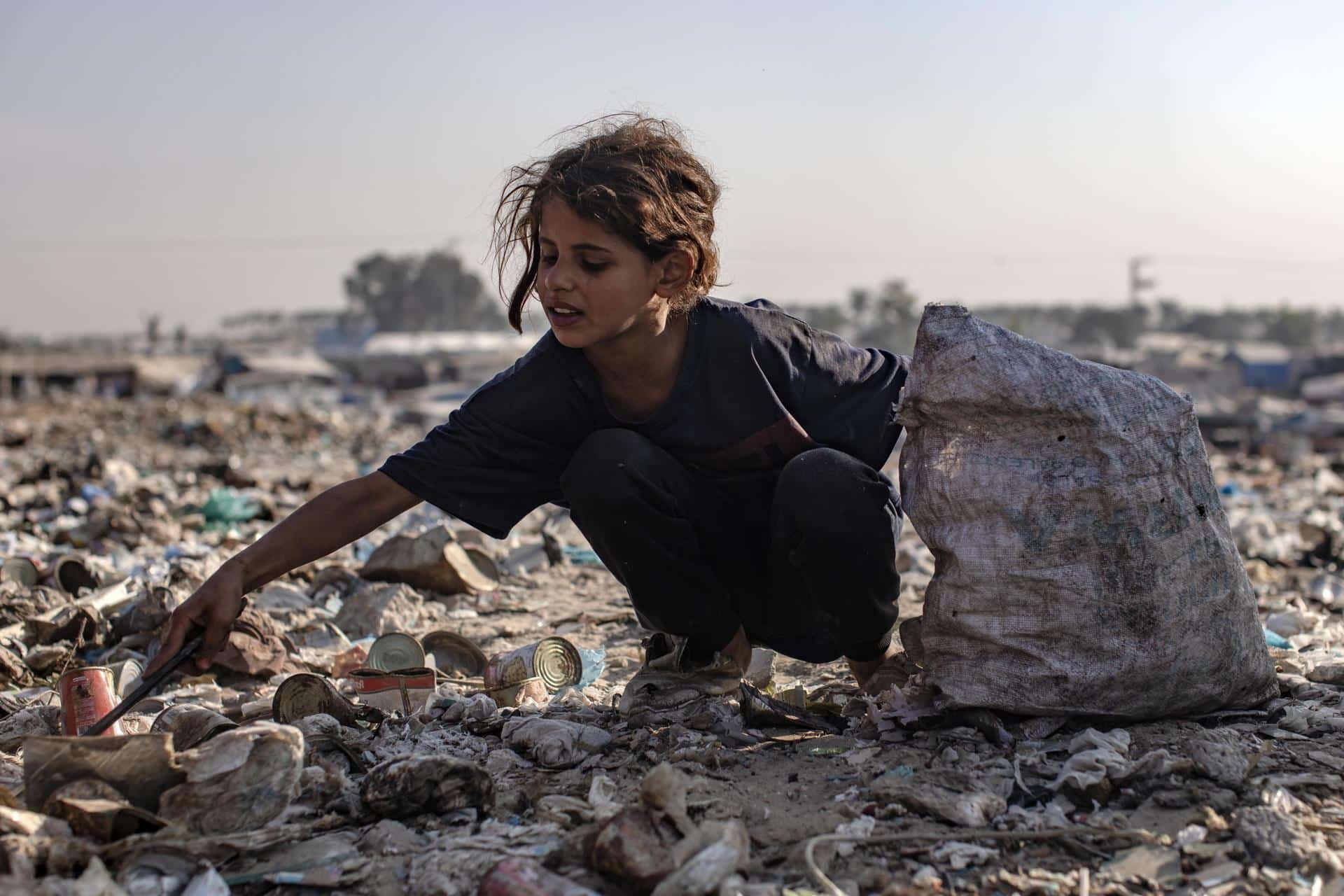 Un niño palestino revisa la basura mientras recoge plástico de un vertedero, en medio de una escasez de gas de cocina y combustible, en el sur de la Franja de Gaza, 04 de noviembre de 2024. EFE/EPA/HAITHAM IMAD