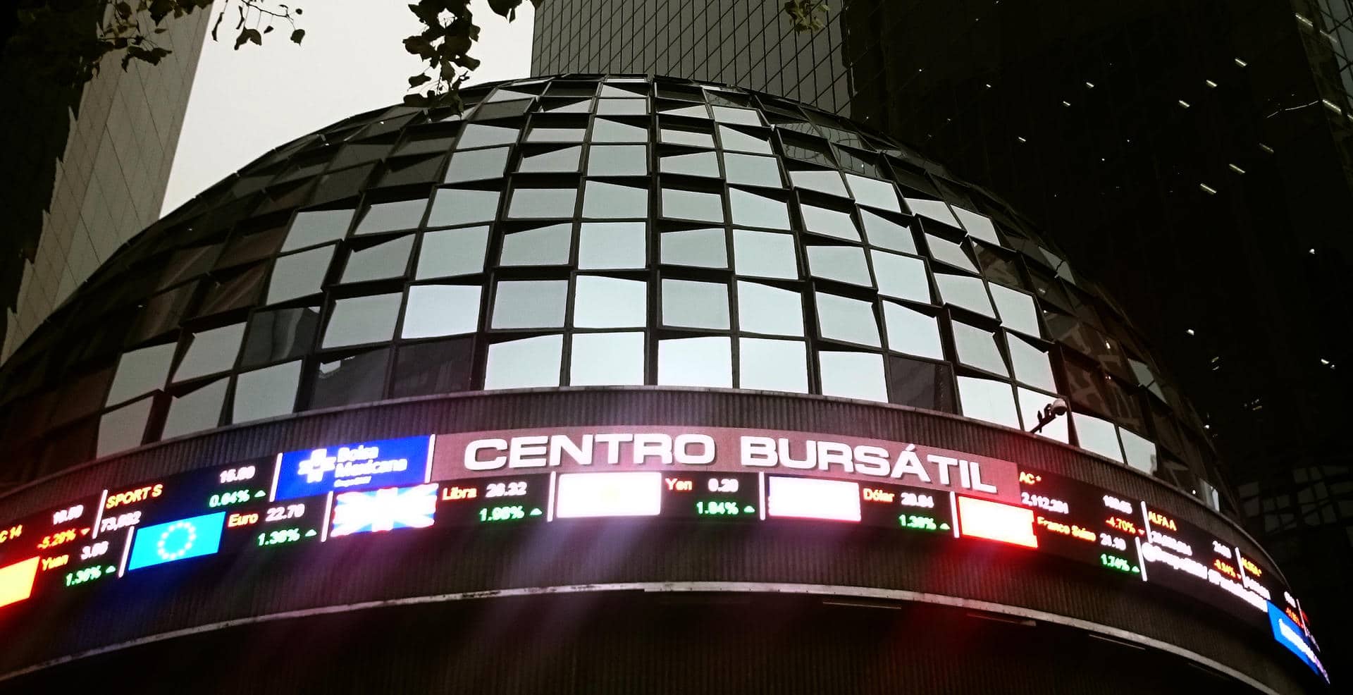 Vista de un tablero de la Bolsa de Valores de México en Ciudad de México. Archivo. EFE/Jorge Núñez