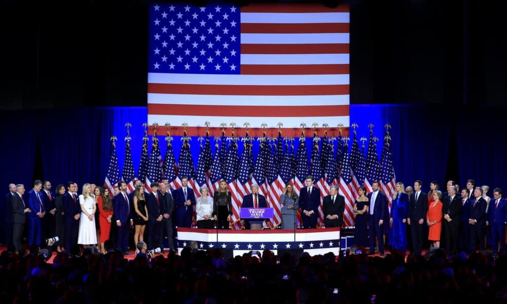 El candidato presidencial estadounidense por el partido republicano Donald Trump se proclama vencedor de las elecciones ante sus seguidores en el centro de Convenciones de Palm Beach en Florida, Estados Unidos. EFE/ Cristobal Herrera-Ulashkevich