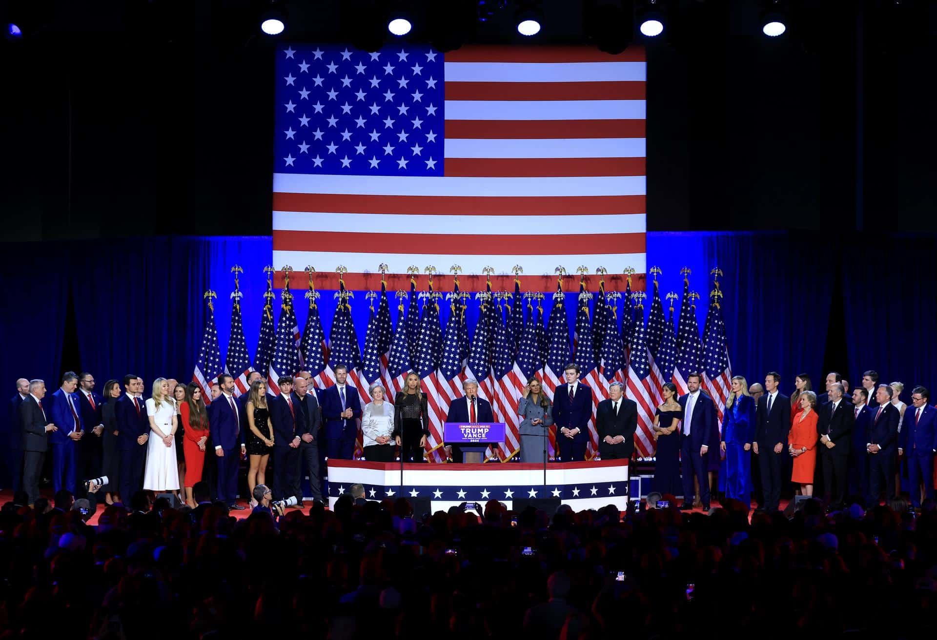 El candidato presidencial estadounidense por el partido republicano Donald Trump se proclama vencedor de las elecciones ante sus seguidores en el centro de Convenciones de Palm Beach en Florida, Estados Unidos. EFE/ Cristobal Herrera-Ulashkevich