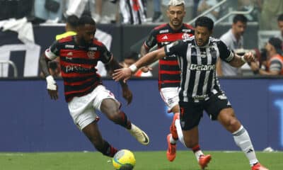 Gerson, del Flamengo, domina el balón ante la marca de Hulk, del Atlético Mineiro, durante el partido de vuelta de la final de la Copa do Brasil en el estadio Arena MRV, en Belo Horizonte. EFE/ Antonio Lacerda