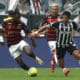 Gerson, del Flamengo, domina el balón ante la marca de Hulk, del Atlético Mineiro, durante el partido de vuelta de la final de la Copa do Brasil en el estadio Arena MRV, en Belo Horizonte. EFE/ Antonio Lacerda