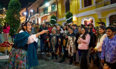 Personas participan en celebraciones del Día de los Fieles Difuntos, en Quito (Ecuador). EFE/Vicente Costales