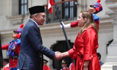 La presidenta de Perú, Dina Boluarte, recibe al primer ministro de Malasia, Anwar Ibrahim (i) este miércoles en el Palacio de Gobierno en Lima (Perú).EFE/Paolo Aguilar