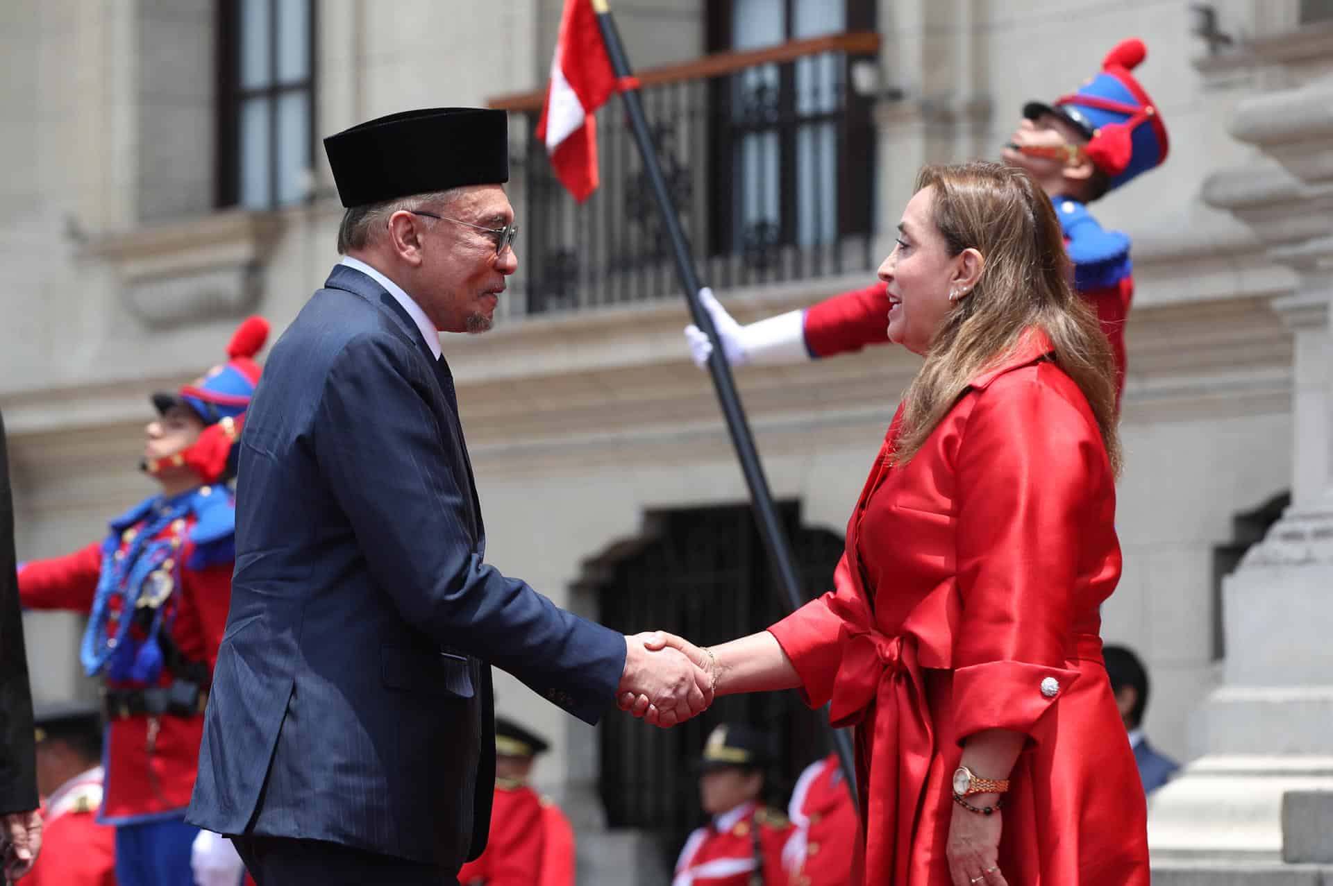 La presidenta de Perú, Dina Boluarte, recibe al primer ministro de Malasia, Anwar Ibrahim (i) este miércoles en el Palacio de Gobierno en Lima (Perú).EFE/Paolo Aguilar