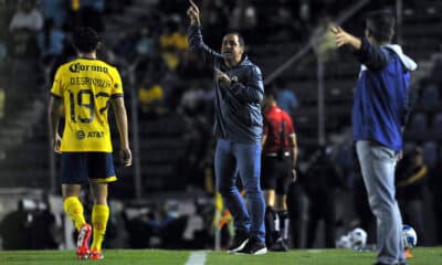 El entrenador del América, Andre Soares, dirige ante Puebla, durante un partido de la jornada 5 del torneo Apertura 2024 de la Liga MX, disputado en el estadio de la Ciudad de los Deportes, en Ciudad de México (México). Imagen de archivo. EFE/Víctor Cruz