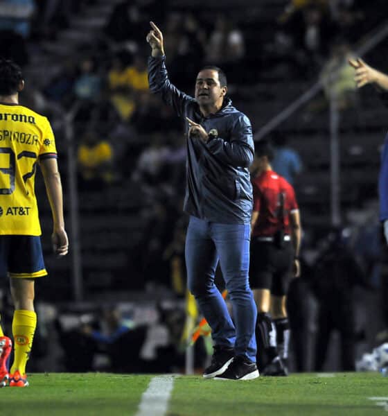 El entrenador del América, Andre Soares, dirige ante Puebla, durante un partido de la jornada 5 del torneo Apertura 2024 de la Liga MX, disputado en el estadio de la Ciudad de los Deportes, en Ciudad de México (México). Imagen de archivo. EFE/Víctor Cruz