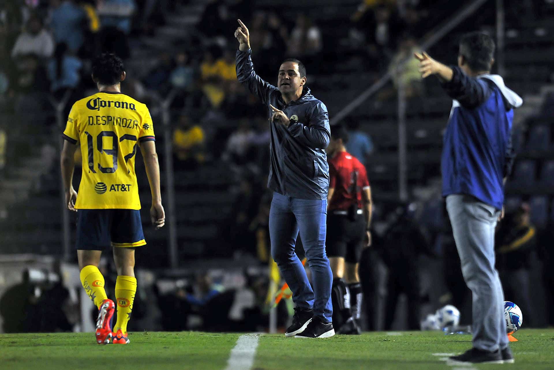 El entrenador del América, Andre Soares, dirige ante Puebla, durante un partido de la jornada 5 del torneo Apertura 2024 de la Liga MX, disputado en el estadio de la Ciudad de los Deportes, en Ciudad de México (México). Imagen de archivo. EFE/Víctor Cruz