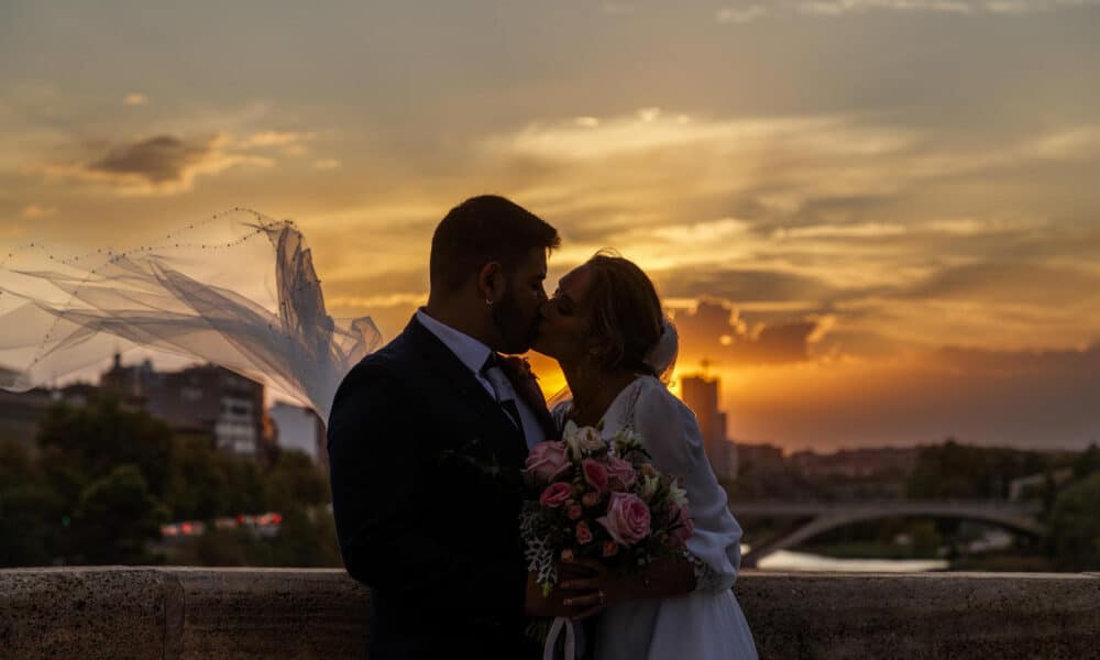 En la imagen de archivo, unos novios se besan al atardecer. EFE/JAVIER BELVER