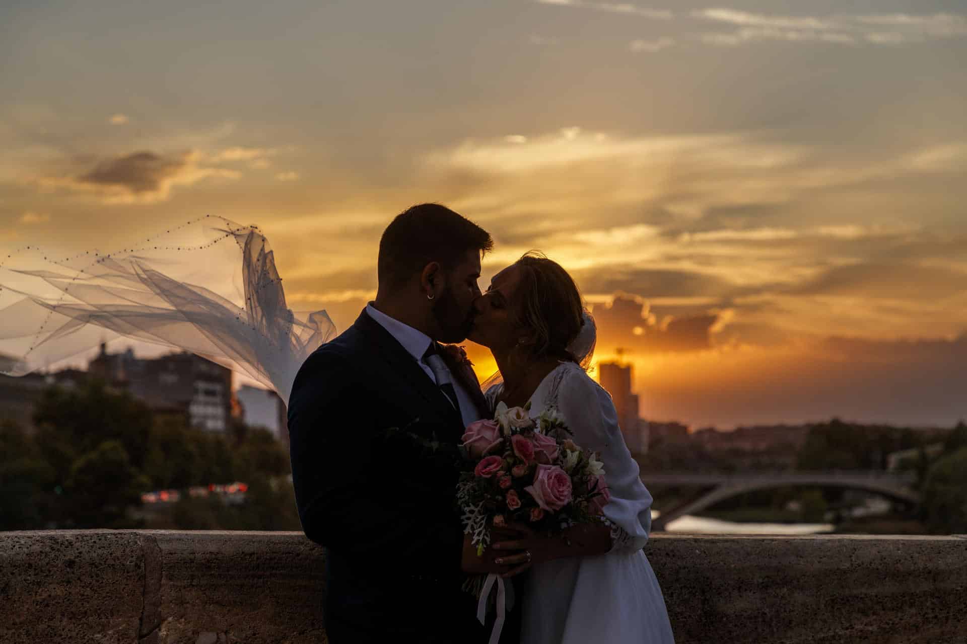 En la imagen de archivo, unos novios se besan al atardecer. EFE/JAVIER BELVER