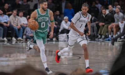 Jayson Tatum (i), de los Boston Celtics defiende el balón sobre la marca de Ziaire Williams de los Brooklyn Nets en un partido de la NBA. EFE/Angel Colmenares