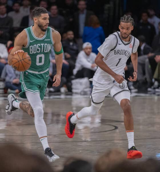 Jayson Tatum (i), de los Boston Celtics defiende el balón sobre la marca de Ziaire Williams de los Brooklyn Nets en un partido de la NBA. EFE/Angel Colmenares