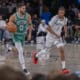 Jayson Tatum (i), de los Boston Celtics defiende el balón sobre la marca de Ziaire Williams de los Brooklyn Nets en un partido de la NBA. EFE/Angel Colmenares