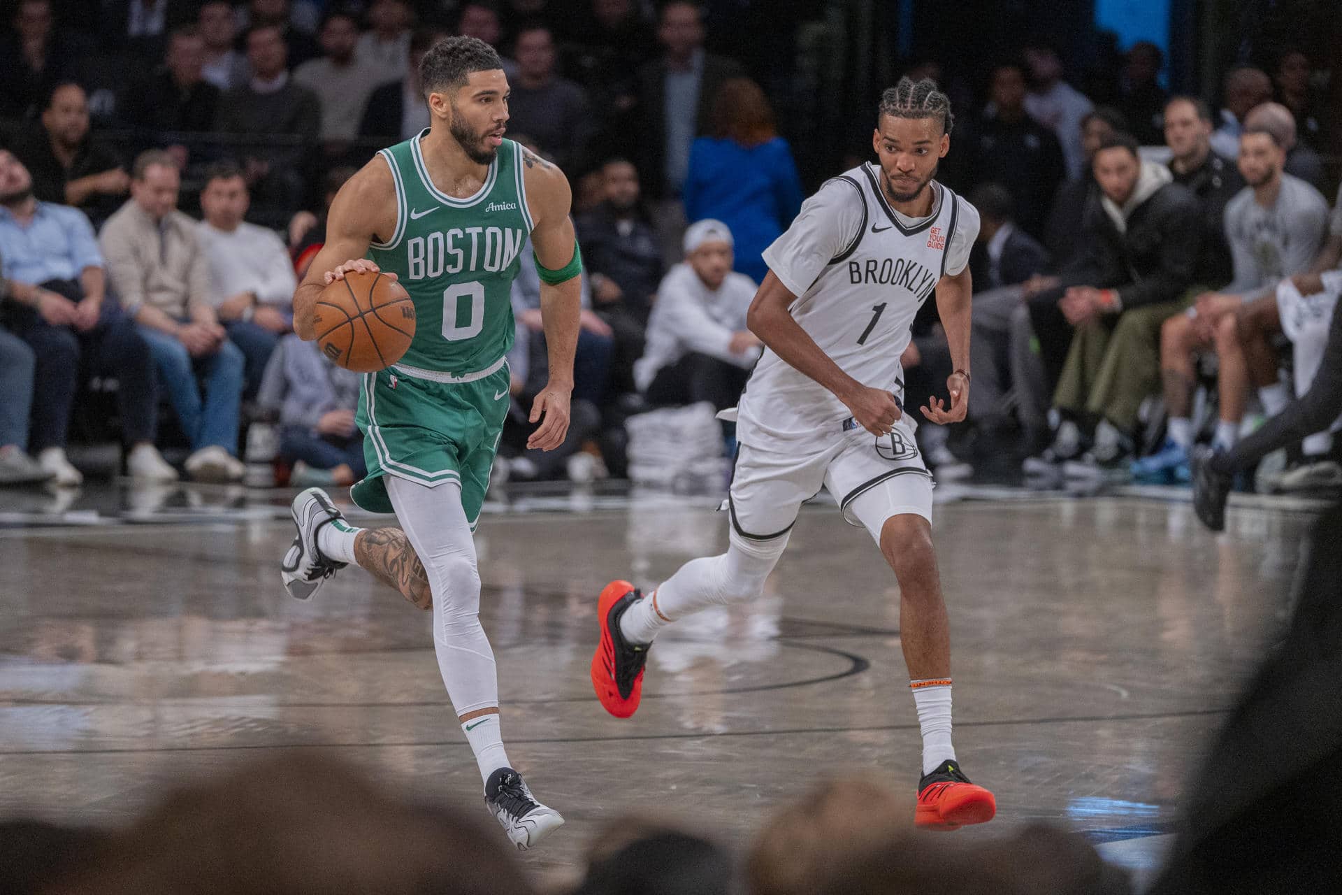 Jayson Tatum (i), de los Boston Celtics defiende el balón sobre la marca de Ziaire Williams de los Brooklyn Nets en un partido de la NBA. EFE/Angel Colmenares