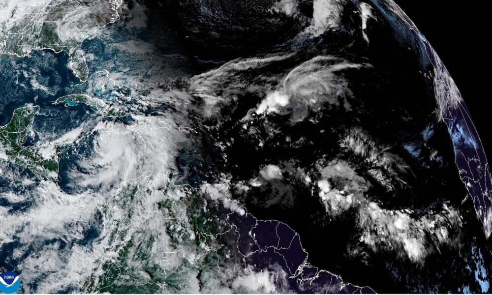 Imagen cedida por el Centro Nacional de Huracanes (NHC) estadounidense del pronóstico de cinco días del paso de la tormenta Rafael por el Caribe hacia el Golfo de México. EFE/ Centro Nacional de Huracanes