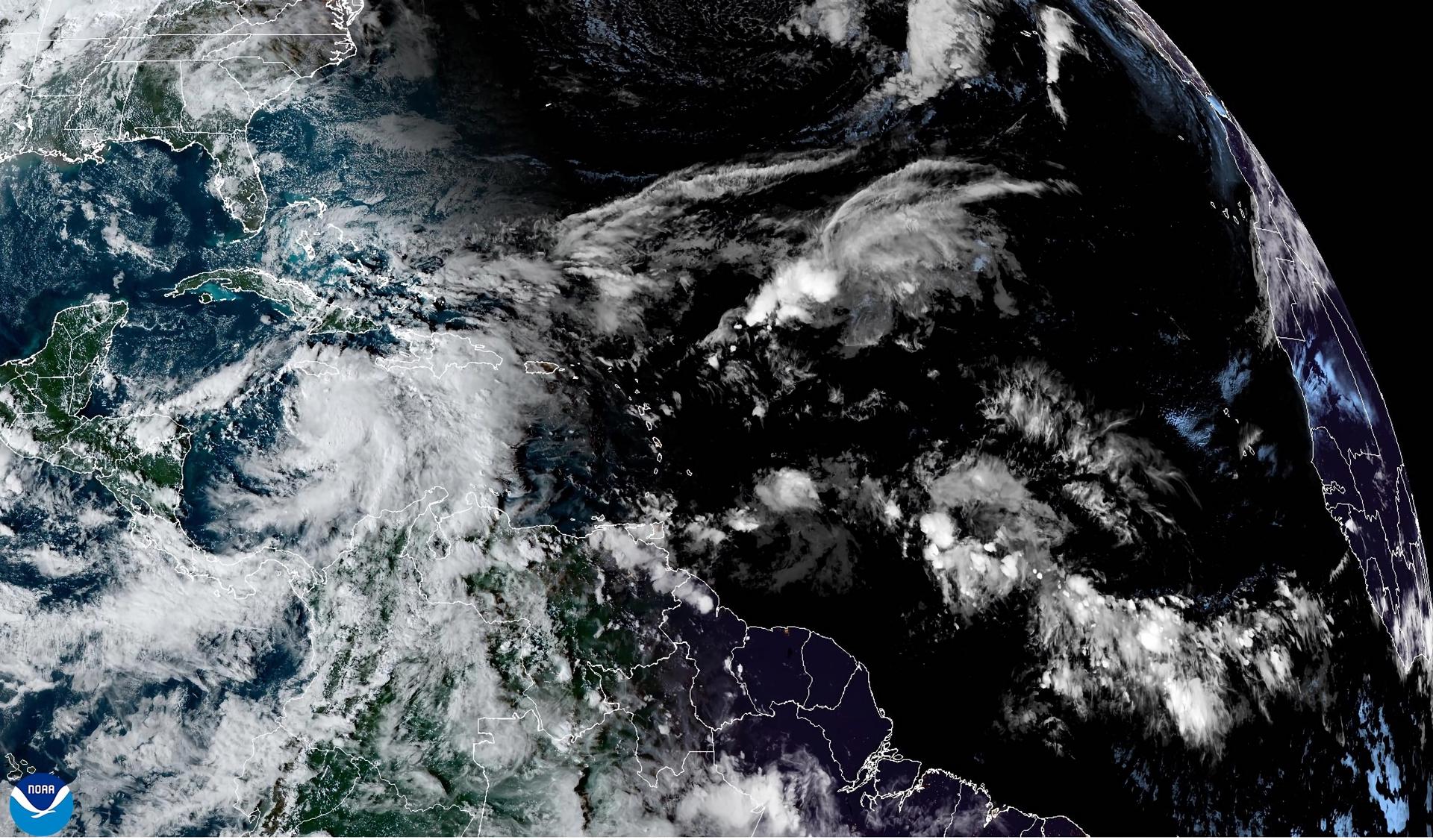 Imagen cedida por el Centro Nacional de Huracanes (NHC) estadounidense del pronóstico de cinco días del paso de la tormenta Rafael por el Caribe hacia el Golfo de México. EFE/ Centro Nacional de Huracanes